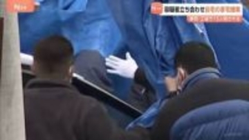 静岡・三島の工場で15人刺傷事件　容疑者を立ち会わせ自宅アパートの家宅捜索　押収品運び出し