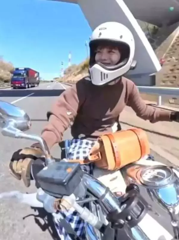 「【 蒔田彩珠 】　ツーリング姿を公開　「Let’s Go!!!!」 【 YAMAHA　ドラッグスター250 】」の画像