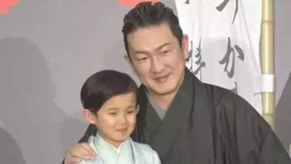 【 中村獅童 & 次男・中村夏幹 】 「子連れ狼」　親子共演で大五郎カットに　「死んでも嫌！」　父の「初日前に本当に剃るかも…」発言に　机下の足蹴で猛抗議