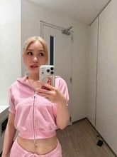 【西野カナ】オフショット公開「待って〜かわいすぎる」「ベビーピンクスウェット似合いすぎ！！」「ネイルとスエットぴったりやね」「カナやんVS虫」