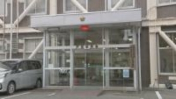 工作機械に20代の男性作業員が挟まれて死亡　段ボールの製造作業中　警察が事故原因を調べる