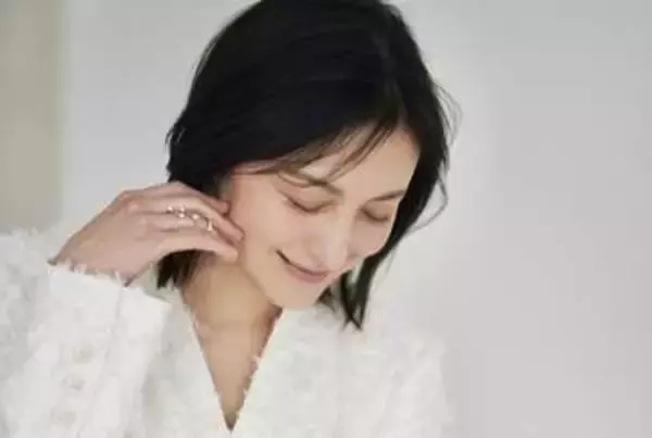 【 広末涼子 】　最新ショット公開　白い衣装でスマイル　今月１日に活動再開を報告