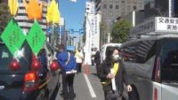 警視庁久松警察署が交通安全イベント実施　「交通母の会」とドライバーに折り鶴配って安全運転呼びかけ