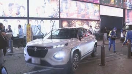 タクシーと歩行者にぶつかる