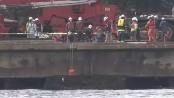 川崎・工場転落事故　残る1人の捜索続く　5人転落3人死亡　クレーン解体中に落下の「おもり」位置特定できず捜索難航