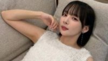 【 役満ボディ・岡田紗佳 】「♡♡♡」白いふわふわドレス姿のオフショットを公開　ファン歓喜「美しすぎます」