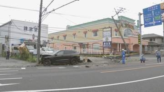 宇都宮市で乗用車が電柱に衝突する事故　電柱が根元から折れる　運転手の男性（20代）が意識不明の重体