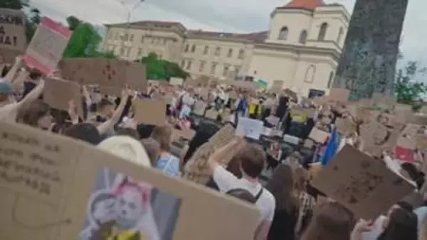 ウクライナ軍の総司令官を解任　国民に人気の前国防相更迭に対するデモ拡大受け