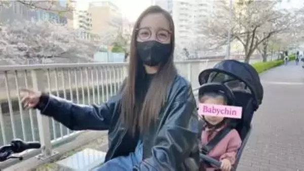 【 板野友美 】 「ベンツじゃない方のGクラス」　〝愛車〟 電動自転車でのスーパー買い出し ＆ 夕食作りの休日ルーティンを披露