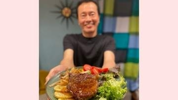 【 遠藤憲一 】ステーキ差し出し「バテないようにしっかり食べて」　笑顔にフォロワー共感「酷暑乗り越えられそう」