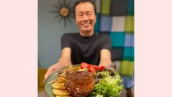 【 遠藤憲一 】ステーキ差し出し「バテないようにしっかり食べて」　笑顔にフォロワー共感「酷暑乗り越えられそう」