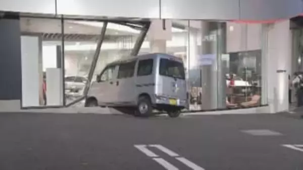 【速報】「ブレーキ操作を誤った」ポルシェのショールームに軽ワゴン車が突っ込む　運転手の80代男性や店の従業員・客にけがなし　東京・練馬区