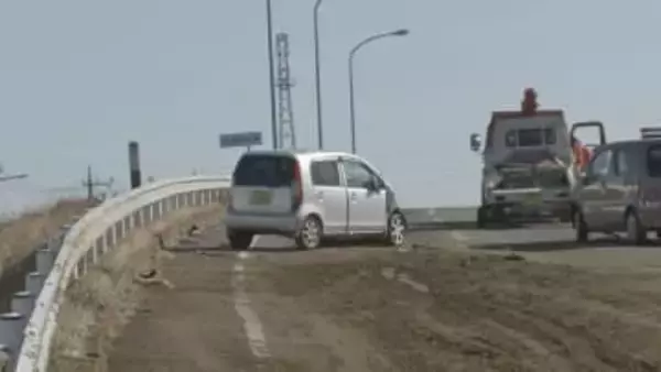 トラックの荷台から茶がら飛散　後続車がスリップするなどし12台が絡む事故　4人救急搬送され78歳の男性死亡　栃木県佐野市の国道50号