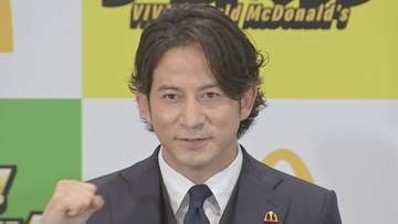 【岡田准一】〝魂はタケシ〟W杯開催にむけ「岡田監督」に就任　召集した「ボンバーヘッド・中澤佑二」のカズダンス披露に大満足