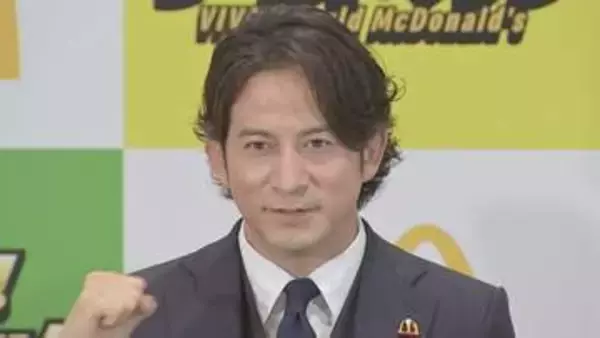 【岡田准一】〝魂はタケシ〟W杯開催にむけ「岡田監督」に就任　召集した「ボンバーヘッド・中澤佑二」のカズダンス披露に大満足