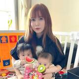 「【 中川翔子 】　「ふたごたちが、ハイハイとおすわりが上手になってきて　おいで！と手をたたくと2人とも、来るようになりました！」」の画像1