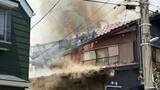 「「庭が燃えている」神奈川・海老名市の2階建て住宅が全焼　住人の60代女性がのどの痛み訴え搬送も軽傷」の画像1