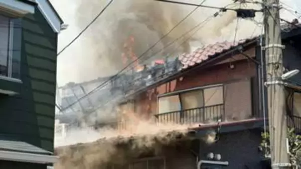 「庭が燃えている」神奈川・海老名市の2階建て住宅が全焼　住人の60代女性がのどの痛み訴え搬送も軽傷