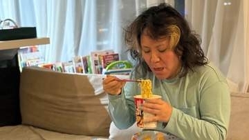 〝仕事終わりの一杯〟を無心で…疲れ切った表情での一言に反響「涙が…」「自分を見ているようだ」「最高」