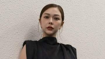 【 村重杏奈 】 黒ドレス×赤リップの大人メイクでMC務める　社長の絶賛に歓喜「ツインプラネットのもう一つの惑星になりたい」