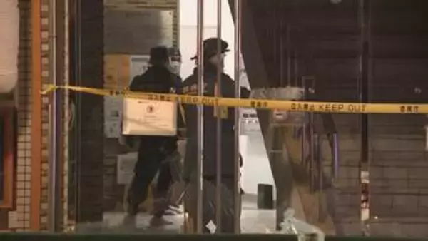 東京･新宿の携帯電話販売店で緊縛強盗 現金170万円など奪い逃走 店長がけが　20～30代くらいの男2人逃走中