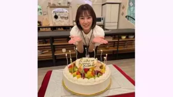 【 北川景子 】「40歳になりました」誕生日を迎える　特大ケーキに喜びの笑顔〝17歳から今日まであっという間〟