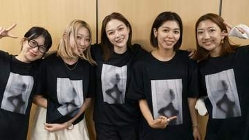 【 村重杏奈 】写真集お渡し会後にスタッフと串カツ満喫　スタッフ特製“己Tシャツ”に歓喜「感謝が止まらない！」