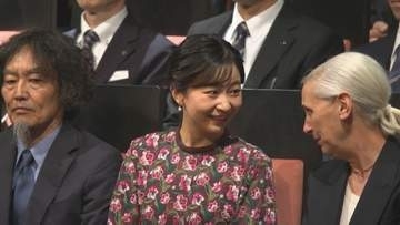 佳子さま　ベルギーのダンスカンパニーの公演鑑賞　足のステップをダンサーと一緒に　外交関係160周年