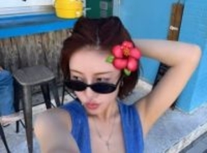 【 王林 】　夏の思い出を公開　「今更の夏だけど今も夏と冬同時進行中...」　黒水玉ドレス姿とハワイのバーガーショップでの自撮り、犬と触れ合う姿も