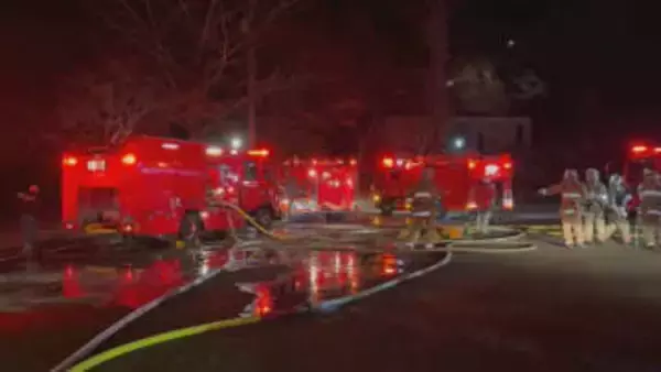 【速報】東京・青梅市で草木など燃える火事　焼失面積は約2000平方メートル　約1時間半後に「鎮圧」も鎮火のめど立たず　午前1時半現在