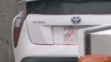 白い車体にはピンク色の跡　羽田空港1.9億円強盗未遂事件　犯行車両とみられる車が警視庁に移送