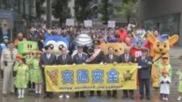 東京・千代田区の明治大学で交通安全イベント開催　一日署長に俳優の松谷鷹也さん 「ピーポくん」や「めいじろう」も登場　警視庁神田署