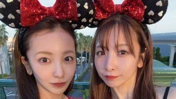 【板野友美】「ほんとの姉妹でディズニーコーデ」妹の成美さんとのお揃いコーデを披露