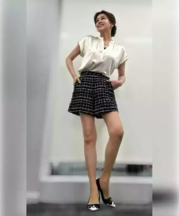【 藤原紀香 】　美脚ショットに　ファン反響　「足長ーい」「一瞬アクスタかと」「完璧です　綺麗過ぎです」