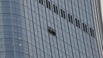 北京市内の高層ビルに小型の航空機が衝突　パイロット1人が死亡　現場周辺は厳戒態勢
