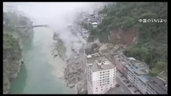 大規模な土砂崩れに複数人が巻きこまれる…中国・重慶市で山が崩れ住宅倒壊　白い煙のなか逃げ惑う人々　救助活動続く