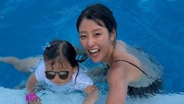 【 岡副麻希 】　台風で旅行キャンセルも家族でプール満喫　2歳長女と「『さんぽ』を歌いながら水中散歩もできました」ショットに反響