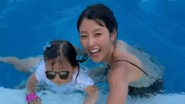 【 岡副麻希 】　台風で旅行キャンセルも家族でプール満喫　2歳長女と「『さんぽ』を歌いながら水中散歩もできました」ショットに反響