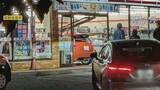 「コンビニに車突っ込む　運転手の男は包丁など持ち歩き回り…警察官は威嚇発砲、銃刀法違反で現行犯逮捕」の画像1