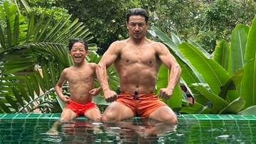 【 魔裟斗 】　「ドラゴンボールの孫悟空とその息子みたい」7歳長男とプールサイドで夏満喫　圧巻の親子ショットを公開「気分はターザン！」
