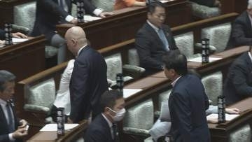 日本保守党が改正皇室典範の本会議採決を退席