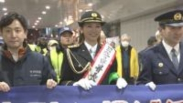 「お酒にまつわる事件や事故に巻き込まれないように」モデルの倉本康子さんが一日署長　忘年会シーズンで賑わうJR神田駅周辺で“違法客引き”に注意呼びかけ 警視庁