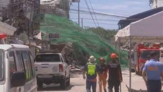 フィリピンで建設中のビル倒壊　作業員20人以上がれきの下敷きか　地元当局が捜索