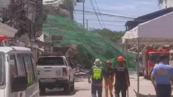 フィリピンで建設中のビル倒壊　作業員20人以上がれきの下敷きか　地元当局が捜索