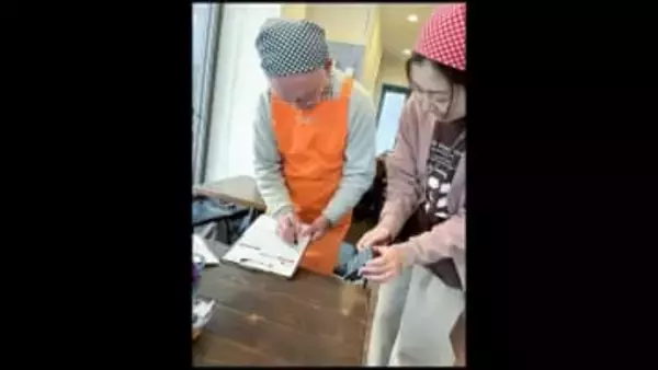 認知症の人の居場所作り　調布市内で開かれている「注文を間違えるカフェ」