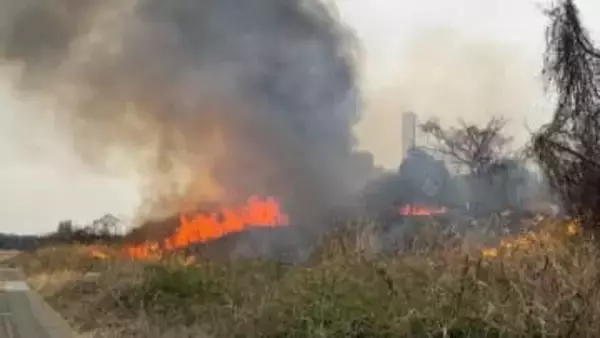 神奈川・厚木市　相模川の河川敷2か所で枯草火災　現在も延焼中