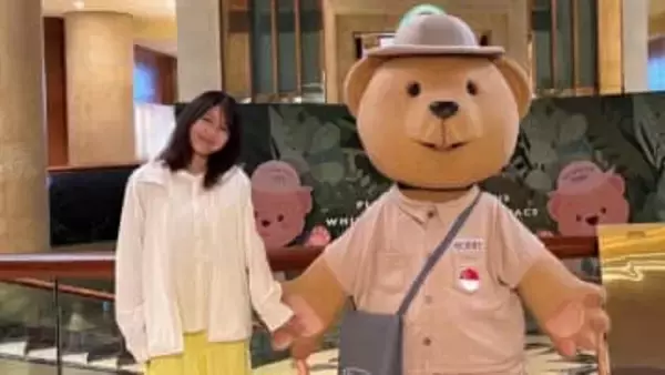 【 有村架純 】　主演映画ロケ地のシンガポールで「くまさん」と　〝おててつなぎ〟ショット　「可愛すぎる」「癒しのショット」とファン歓喜