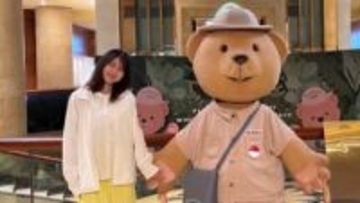 【 有村架純 】　主演映画ロケ地のシンガポールで「くまさん」と　〝おててつなぎ〟ショット　「可愛すぎる」「癒しのショット」とファン歓喜