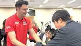 「バレー女子日本代表・アクバシュ監督「日本の国旗を一番高い所に掲げたい」会見前にふるさと・トルコのお菓子を振る舞う」の画像1