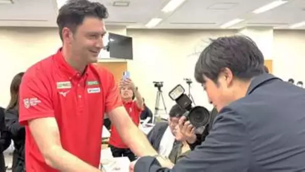 バレー女子日本代表・アクバシュ監督「日本の国旗を一番高い所に掲げたい」会見前にふるさと・トルコのお菓子を振る舞う